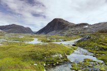 Ruisseau de montagne et rochers à More og Romsdal, Norvège — Photo de stock