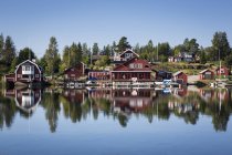 Vista del villaggio di pescatori falu edifici rossi sulla riva del fiume — Foto stock
