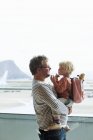 Visión trasera del padre y la hija en el aeropuerto - foto de stock