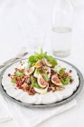 Porção de salada de figo servida na mesa — Fotografia de Stock