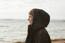 Профіль жінки на пляжі, фокус на передньому плані — стокове фото