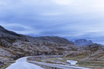 Vista de la carretera en paisaje montañoso en Más og Romsdal, Noruega - foto de stock