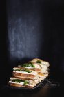 Sandwiches mit Brie-Käse auf Tablett bei wenig Licht — Stockfoto