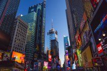 Manhattan, Times Square en Nueva York al atardecer - foto de stock