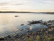 Vue panoramique du kayak sur la plage rocheuse — Photo de stock