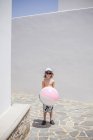 Vorderansicht eines Jungen, der mit Ball steht — Stockfoto