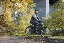Вид сбоку на езду человека на велосипеде, селективный фокус — стоковое фото