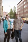Пара стоящих на улице в Стокгольме, внимание на переднем плане — стоковое фото