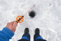 Pesca no gelo com cana de pesca, perspectiva pessoal — Fotografia de Stock