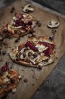 Крупним планом постріл піца на обробна дошка — стокове фото