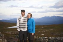 Retrato de casal em pé nas montanhas, foco em primeiro plano — Fotografia de Stock
