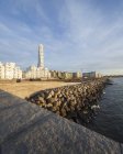 Sun lighted rocky shore and Turning Torso on background, Malmo — Stock Photo