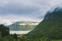 Verdes colinas cubiertas y nubes bajas en Más og Romsdal, Noruega - foto de stock