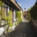 Rua de paralelepípedos com pequenas casas em Visby cidade velha — Fotografia de Stock