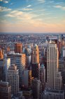 Arranha-céus de Nova Iorque sob o céu do pôr-do-sol — Fotografia de Stock
