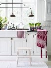 Balcão de cozinha branca em casa de campo — Fotografia de Stock