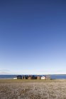 Fila di capanne in riva al mare alla luce del sole — Foto stock