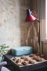 Table avec petits pains de cardamon frais cuits au four — Photo de stock