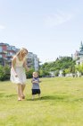 Мать с маленьким мальчиком в парке, выборочное внимание — стоковое фото