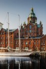 Uspenski-Kathedrale und Segelboot auf dem Wasser, Helsinki — Stockfoto