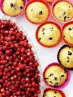 Top view of muffins and wild strawberries in bowl — Stock Photo