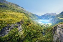Vista ao longo do vale verde com lago nebuloso — Fotografia de Stock