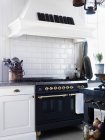 Four style vintage dans l'intérieur de la cuisine — Photo de stock