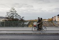 Чоловік і жінка Велоспорт на міській вулиці, зосередитися на передньому плані — стокове фото