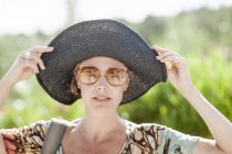 Портрет зрілої жінки в чорному капелюсі — стокове фото