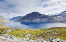 Vista del lago y las montañas en More og Romsdal, Noruega - foto de stock