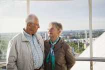 Senior-Paar schaut einander an, konzentriert sich auf den Vordergrund — Stockfoto