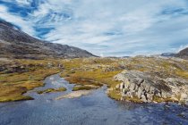 Rivière de montagne et ciel nuageux à More og Romsdal, Norvège — Photo de stock