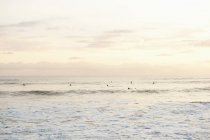 Surfistas lejanos en olas en Costa Rica - foto de stock