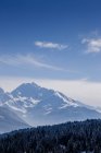 Schneebedeckte Gipfel der Schweizer Alpen unter blauem Himmel — Stockfoto