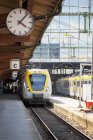 Treno in stazione ferroviaria piattaforma a Goteborg — Foto stock