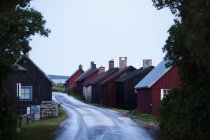 Case di paese accanto alla strada a Gotland, Svezia — Foto stock