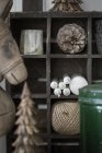 Winterdekoration und Kerzen auf Holzregalen — Stockfoto