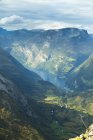 Vista aérea del lago en las montañas en Más og Romsdal, Noruega - foto de stock