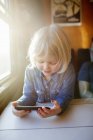 Mädchen mit Smartphone im Zug, selektiver Fokus — Stockfoto