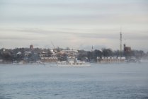 Мальовничий вид на місто з затоки взимку — стокове фото