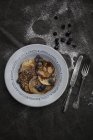 Порція млинців з чорницею на тарілці — стокове фото