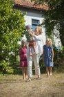 Mãe com filhas e filho no quintal, foque em primeiro plano — Fotografia de Stock