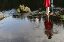 Взрослая пара стоит на реке — стоковое фото