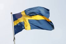 Vista ad angolo basso della bandiera svedese nel cielo blu — Foto stock