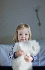 Портрет девушки с игрушечной кошкой, фокус на переднем плане — стоковое фото