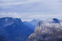 Bedeckter Himmel über den Bergen bei mehr og romsdal, Norwegen — Stockfoto