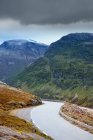Section vide de la route Trollstigen serpentant dans la vallée de montagne — Photo de stock