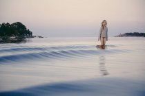 Chica de pie en el agua, mar Báltico - foto de stock