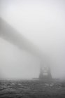 Vista frontale del ponte cancello dorato nella nebbia — Foto stock