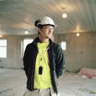 Mittlerer erwachsener Bauarbeiter schaut weg — Stockfoto